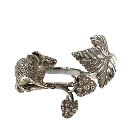 Ring "Hasselmus" silver 925/1000, Ø18¼ mm, skena bredd 2 mm, dekor bredd 6,5-16,5 mm, fint skick Vikt: 2,3 g