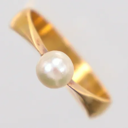 Ring med pärla, Ø18¾, gravyr, 23K. Vikt: 4,8 g