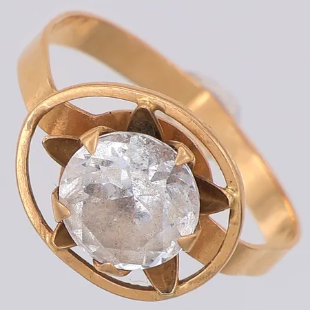 Ring vit sten stl:17½, skev, sten något lös, kattfot, 18K Vikt: 2,6 g