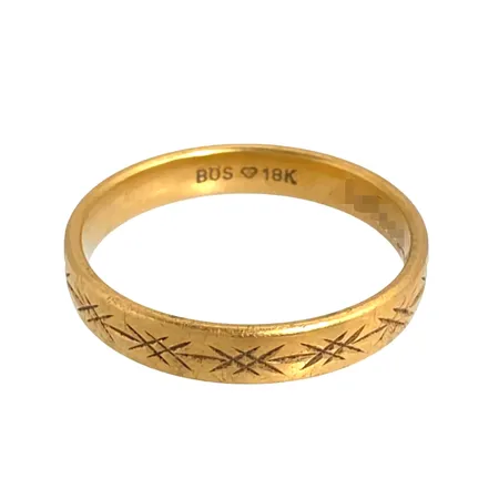 Ring i 18K guld, mönstrad modell, stl:20,0 mm, bredd 4 mm, gravyr Vikt: 4,8 g