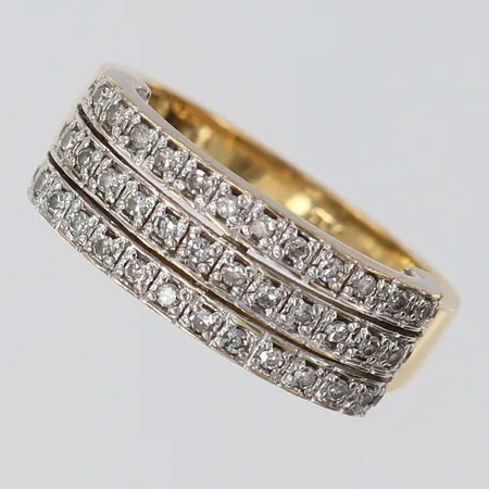 Ring med 8/8-slipade diamanter totalt 0,23ctv enligt gravyr, stl:17, bredd 2,8-7,2mm, GFAB, tvåfärgat 18K.  Vikt: 4,4 g