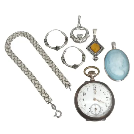 Silversmycken bl.a. Armband X-länk, längd 19 cm, Örhängen Creoler ett par Ø23,5 mm, Hänge med blå Camé (glas), stenar utan anmärkning, tillverkare bl.a. JAa, defekt mormorsur, silver Vikt: 56,8 g