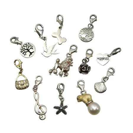 Berlocker i silver 925/1000, 12 st, varierande mått, blå och vita stenar, odlad pärla, fint skick Vikt: 19,2 g