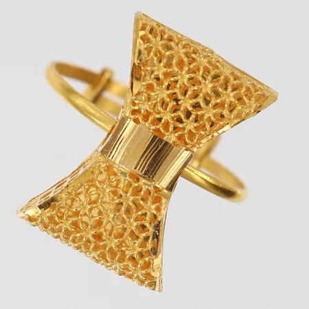 Ring med genombruten dekor, stl: 16-21, bredd 2,5-20mm, justerbar storlek, 21K.  Vikt: 2,8 g