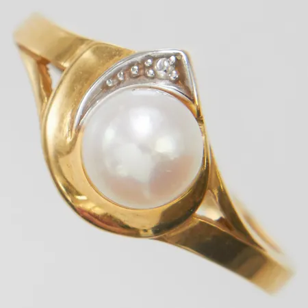 Ring odlad sötvattenpärla samt diamant 1xca0,0025ct, stl16, bredd 2-9mm, 18K Vikt: 2,7 g