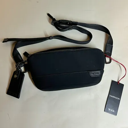 Väska Tumi Waistpack Daven bredd 26,5cm höjd 12cm djup 3,5cm, nylon, läder detaljer, 4 fack, justerbart och öppningsbart band, ny med lappar, bagagetag, 142400 1041 6602037D, nypris 3400kr