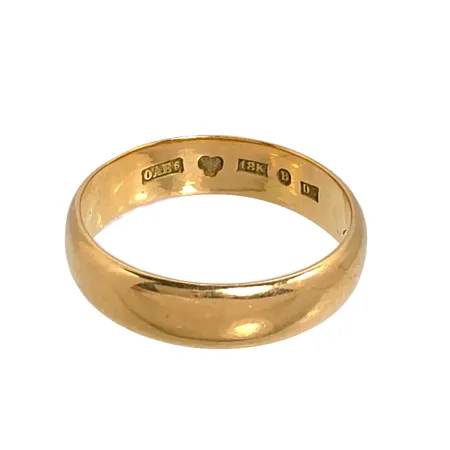 Ring i 18K guld, slät modell, stl:21¼ mm, bredd 6 mm, gravyr Vikt: 8,2 g