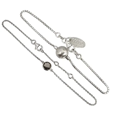 Armband i silver 925/1000, två st, rökfärgad sten, tillverkare SCOOP & Guldfynd, längd 19,5 cm och 17,0/18,5/20,0 cm, sten utan anmärkning Vikt: 7 g