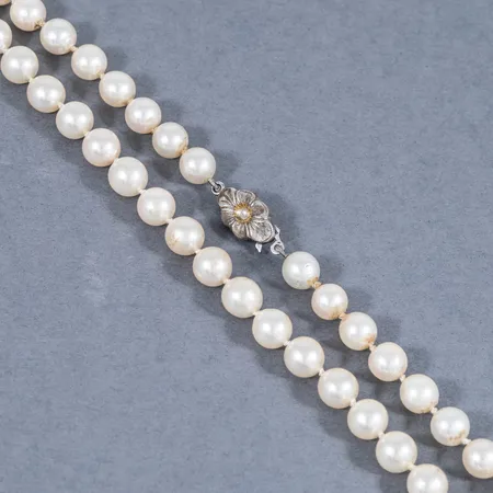 Pärlcollier 88st odlade pärlor Ø6,5-7mm, längd 70cm, silverlås (saknar pärla) 925/1000. Vikt: 0 g