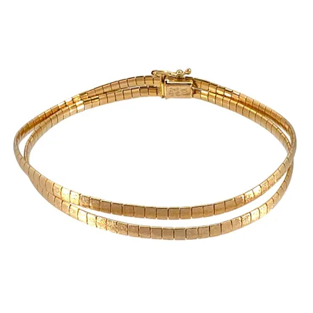 Armband i 18K guld, matterad modell, längd knäppt 18,5 cm, bredd 6 mm, fint skick Vikt: 13,7 g