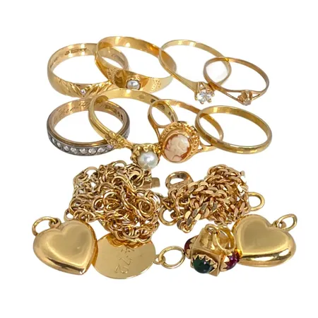 Diverse smycken i 18K guld, defekter och gravyrer Vikt: 30,2 g