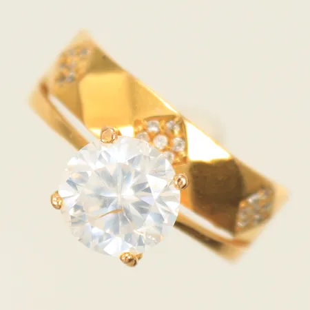 Ring med vita stenar stl 16¾, bredd 2-9mm, 21K, 4,7g bruttovikt 