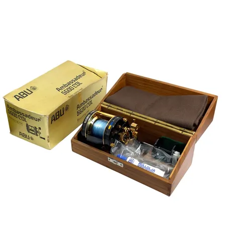 FISKERULLE, "Guldrullen", Ambassadeur 5600 CDL, Abu Garcia - Made in Sweden, förvaras i originallåda i trä och tillhörande ytterlåda i papp (ytterlåda nött), tillbehör bl.a. spole, nyckel, olja, dustbag, mycket fint skick, sparsamt använd