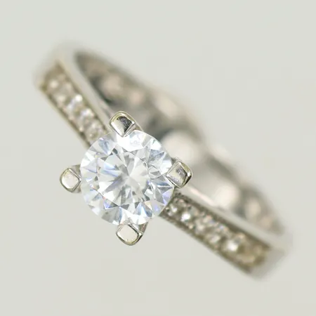 Ring med vita stenar stl 17, bredd 3,5-5,5mm, 14K, 3,8g bruttovikt