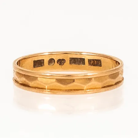 Ring med mönsterdekor stl:14¾ bredd 3mm, gravyr, 18K 1,1g. 