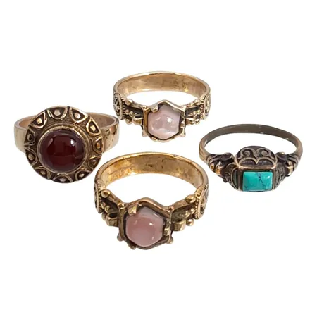 Ringar brons 4 stycken, färgade stenar bl.a. Agat, Ø18¾-20¼ mm, varierande mått och utförande, förefaller ostämplade, vikt 19 gram