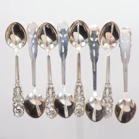 Åtta Kaffeskedar med genombruten dekor, längd 10cm, Silver. Vikt: 80,7 g