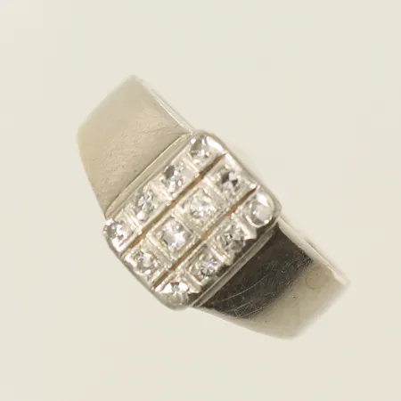 Ring vitguld med diamanter 12 x ca 0,01ct stl 15¼, bredd 3-8mm, 18K, 3,8g Vikt: 3,8 g