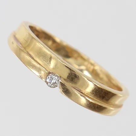 Ring med diamant 1 x 0,03ct, stl: 15½, bredd 2,2-3,8mm, 18K.  Vikt: 2 g