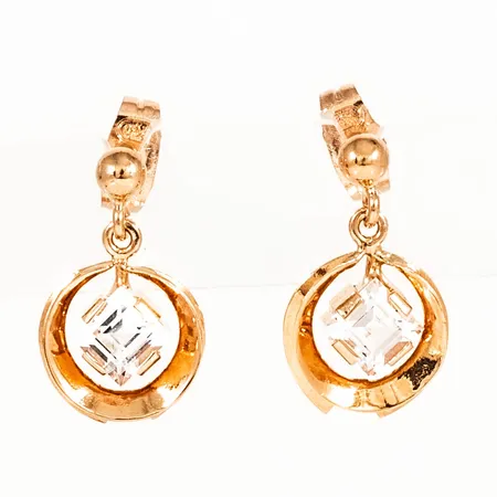 Örhängen med vita stenar bredd 9,5mm, längd 15,5mm 18K 1,8g. 