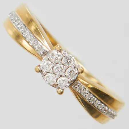 Ring med diamanter 29x0,005-0,02ct stl16½, bredd 1-5mm, GHA, 18K Vikt: 2,4 g