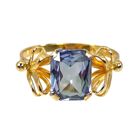 Ring 18K guld Safir 7x9 mm, Guldvaruhuset Aktiebolag (GVH), svensk kontrollstämpel, stl:17¼ mm, bredd 1,8 - 9 mm, fint skick, sten utan anmärkning Vikt: 2,7 g