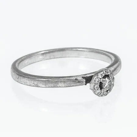 Ring defekt fattning, 1 x ca 0,05ct och 12 x ca 0,005ct briljantslipade diamanter 18K 2,6g. 