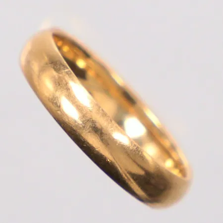 Ring slät, Ø17¾, gravyr, 18K.  Vikt: 4,1 g