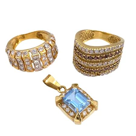 Ringar och Hänge 18K guld, stenar saknas, ojämnheter Vikt: 17,8 g