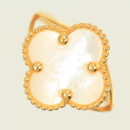 Ring med pärlemor stl 18¼, bredd 2-16mm, något skev skena, 21K, 3,8g bruttovikt 