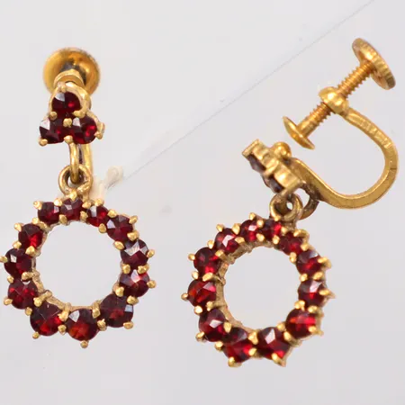 Ett par skruvörhängen med granater Ø2cm, metall Vikt: 0 g