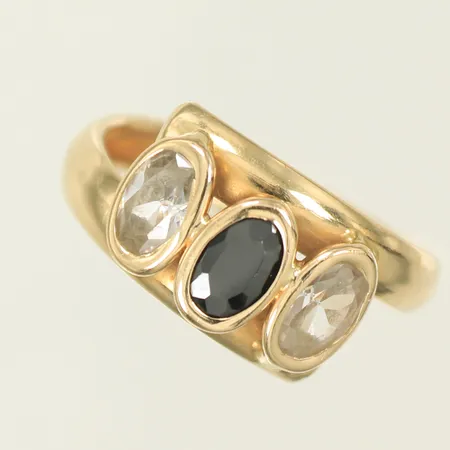 Ring med svart och vita stenar stl 16, bredd 3-9mm, skena något bucklig, 14K, 1,5g bruttovikt