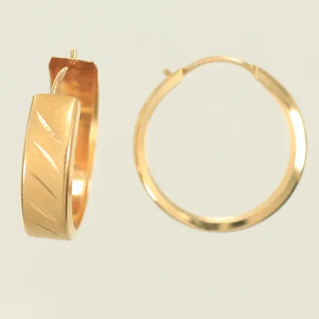 Örhängen matta med mönster Ø 15mm, bredd 4mm, 18K, 0,9g Vikt: 0,9 g