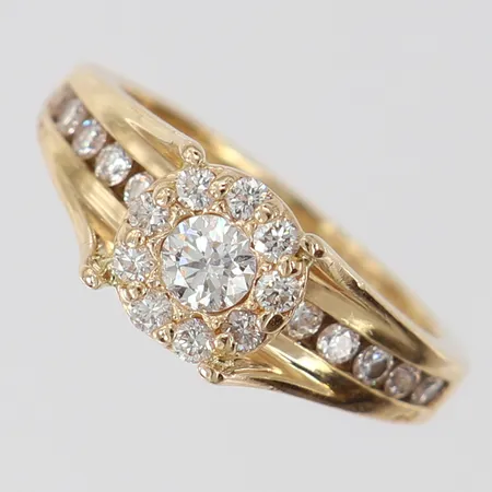 Ring med briljantslipade diamanter 1 x ca 0,16ct, 22 x ca 0,02ct, två indikerar på syntetiska, stl: 15, bredd 2,4-7mm, något skev, gravyr, 14K.  Vikt: 3,9 g