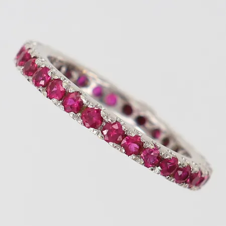 Ring med rubiner 30 x 0,03ct totalt ca 0,90ctv, helallians, stl:17, bredd 2,5mm, vitguld 18K.   Vikt: 3,2 g