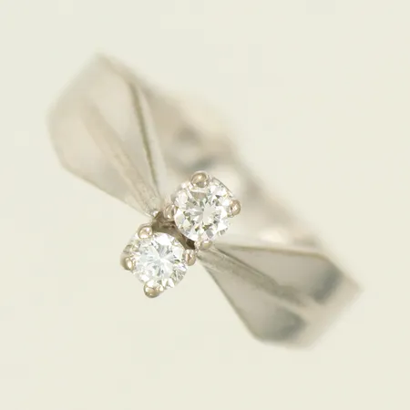 Ring med diamanter 2 x ca 0,10ct stl 17, bredd 3-6mm, 18K, 4,7g Vikt: 4,7 g
