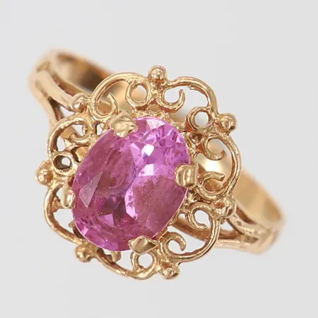 Ring med rosa Safir 8x6mm, stl:16, bredd 1,7-12mm, 18K. Vikt: 2,1 g