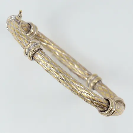 Armring med dekor, öppningsbar, Ø60mm, bredd 5,5mm, skev, tvåfärgat 18K.  Vikt: 19,2 g