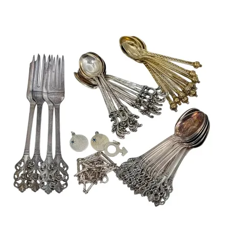 Diverse silverföremål, bestick (kaffeskedar+bakelsegafflar), smycken, bl.a. halskedja 925/1000, längd 69,5 cm, bruksmärken, namngravyr förekommer Vikt: 393,8 g