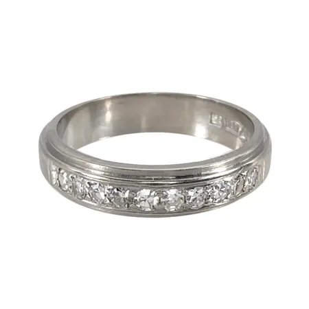 Diamantring i 18K vitguld, Diamanter 10 st - totalt 0,23ct, Guldvaruaktiebolaget G. Dahlgren & Co Ab, Malmö, svensk kontrollstämpel, stl:17¼ mm, bredd 4,3 mm Vikt: 5,5 g