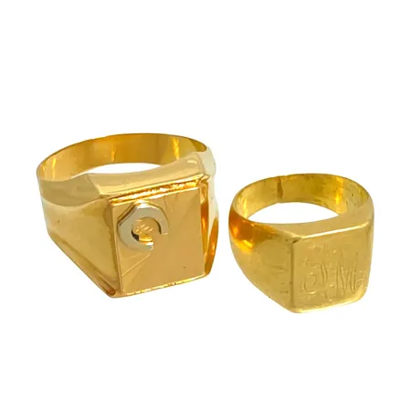 Klackringar i 18K guld, två st, monogram, slitage, små ojämnheter Vikt: 14,8 g