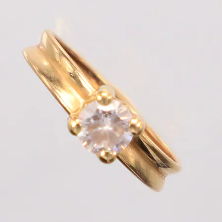 Ring med vit sten, Ø19½, 18K. Vikt: 1,6 g