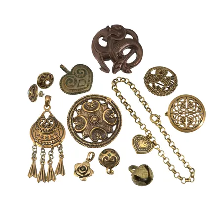 Smycken brons, Hängen, Broscher, Örhängen och Armband, merparten ostämplade, varierande mått, armband längd 20 cm, största hänge längd inkl. ögla 67 mm, bredd 26 mm, örhängen Ø13 mm, vikt omkring 81 gram