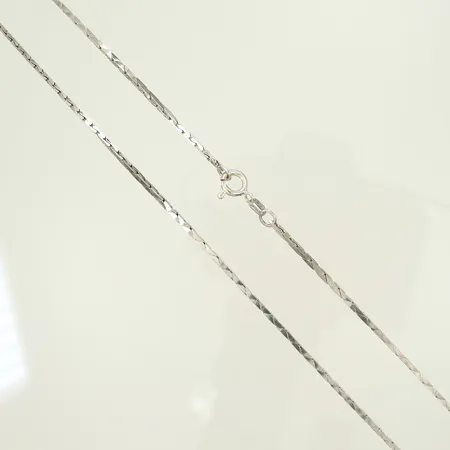 Halskedja längd 80cm, bredd 2mm, något skeva länkdelar, Silver 835/1000, 13,5g Vikt: 13,5 g