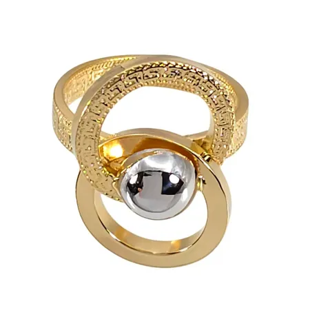 Ring i 14K guld, mönstrad skena, dekorerad med halvklot i vitguld, stl:17,0 mm, bredd 3,3 - 21 mm, fint skick Vikt: 1,9 g