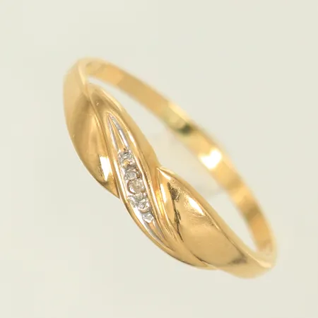 Ring med vit sten stl 17¾, bredd 2-4mm, 18K, 1,1g Vikt: 1,1 g