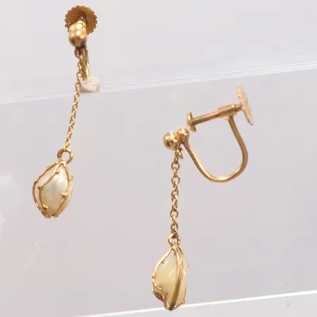 Ett par örhängen med pärlor, längd 2,8cm, skruvstopp, 18K. Vikt: 2,1 g