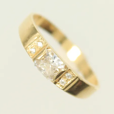 Ring med vita stenar stl 16¾, bredd 2,5-4mm, 14K, 1,5g Vikt: 1,5 g