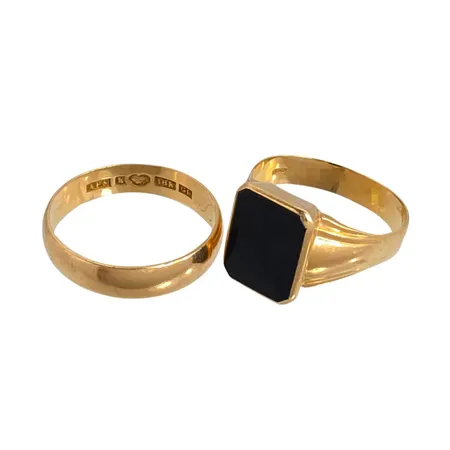 Ringar i 18K guld, två st, defekter och gravyrer Vikt: 8,9 g