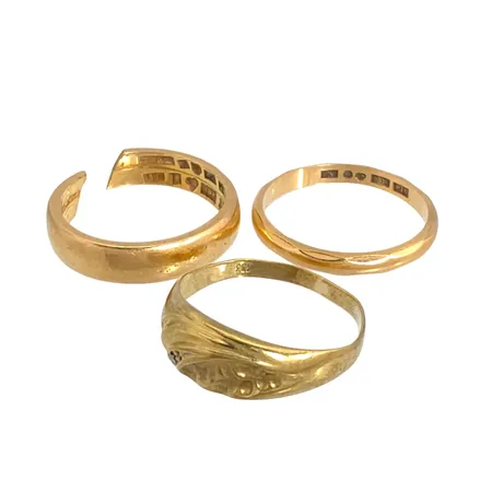 Parti guldsmycken, 2 ringar i 18K guld varav en uppklippt - vikt 7,4g, ring i 8K guld - vikt 1g, defekter, gravyrer